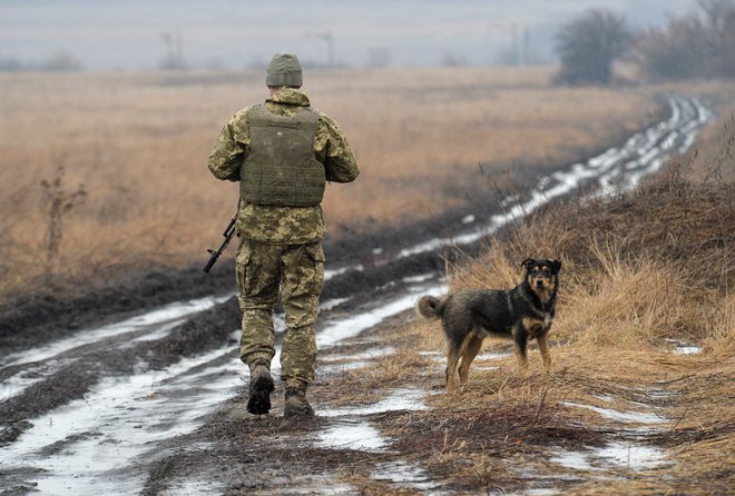 Ruski mediji poročajo, da so se na jugu Rusije začele nove vojaške vaje, v katerih sodelujejo raketni sistemi in oklepna vozila. Na fotografiji ukrajinski vojak. FOTO: Oleksandr Klymenko/Reuters
