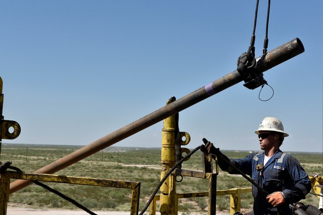 Za rast primanjkljaja so v veliki meri krive tudi višje cene nafte. Ameriška podjetja so za uvoz nafte lani plačala 76,5 odstotka več kot leta 2020. FOTO: Nick Oxford/Reuters
