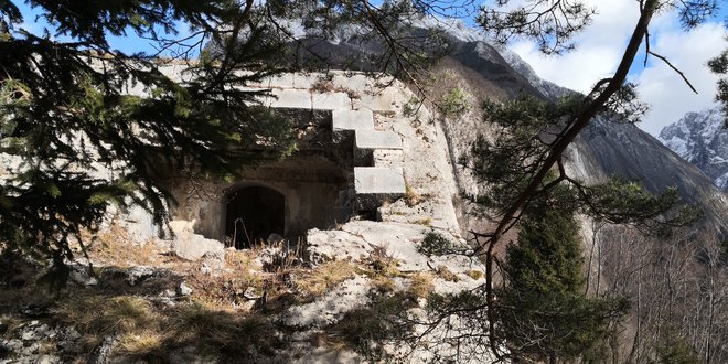 Utrdba Hermann leži približno 140 metrov nad trdnjavo Kluže, obiskovalec lahko uživa ob krasnih razgledih na okolico in razmisli o rušilnih učinkih človeškega sovraštva. Foto: Novica Mihajlović
