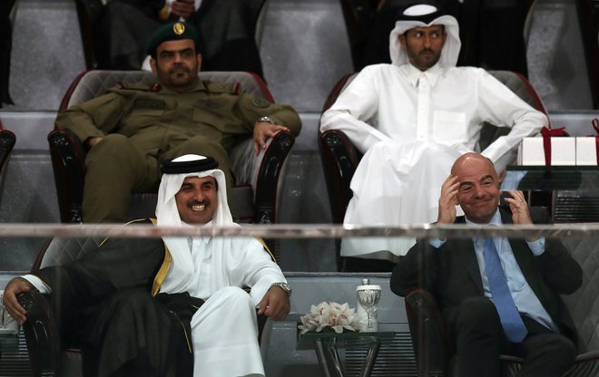 Katarski emir šejk Tamim Bin Hamad Al-Thani in Fifin predsednik Gianni Infantino. FOTO: Ibrahem Alomari/Reuters
