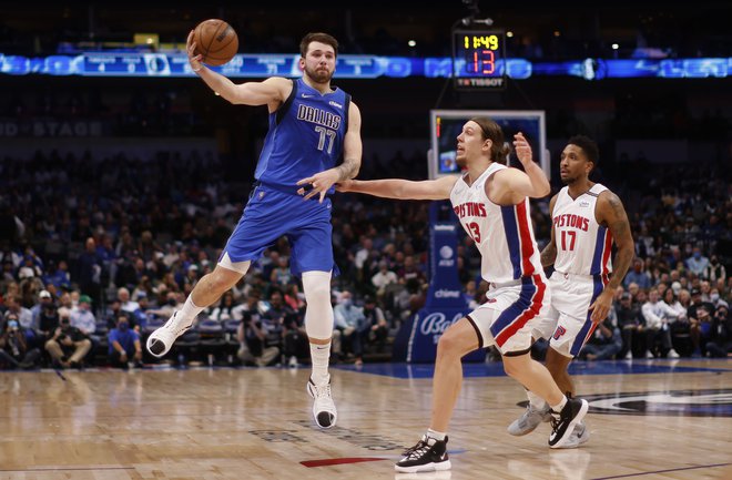 Luka Dončić je bil tudi za tekmece iz Detroita košarkar z drugega planeta. Le tri skoke mu je zmanjkalo do novega trojnega dvojčka. FOTO: Ron Jenkins/AFP
