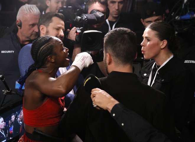 Claressa Shields (levo) bi se po zmagi nad Emo Kozin v Cardiffu kmalu s pestmi lotila še&nbsp;Savannah Marshall (desno). FOTO: Andrew Couldridge/Reuters
