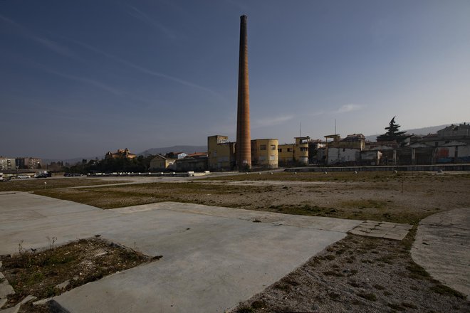 Izolska občina je dobrih 3500 kvadratnih metrov zemljišča na območju za mestno marino pred dvema letoma odkupila od Družbe za upravljanje terjatev bank (DUTB).  FOTO: Voranc Vogel/Delo
