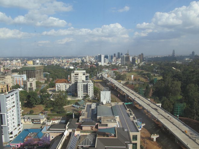 V Nairobiju gradijo avtocesto skozi mestno središče, torej povsem po vzoru mest v ZDA. FOTO: Tomaž Cigüt
