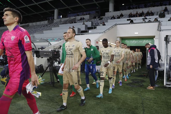 Prihod nogometašev obeh ekip. FOTO: Leon Vidic
