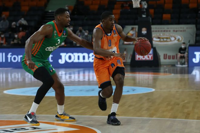 Melvin Ejim se je v Nemčiji izkazal z najboljšo predstavo v sezoni. Desno Semaj Christon. FOTO: EuroCup
