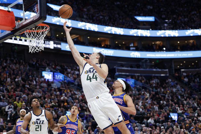 Bojan Bogdanović prodira ob Damionu Leeju v&nbsp;dvorani Vivint Arena. FOTO: Chris Nicoll/Usa Today Sports
