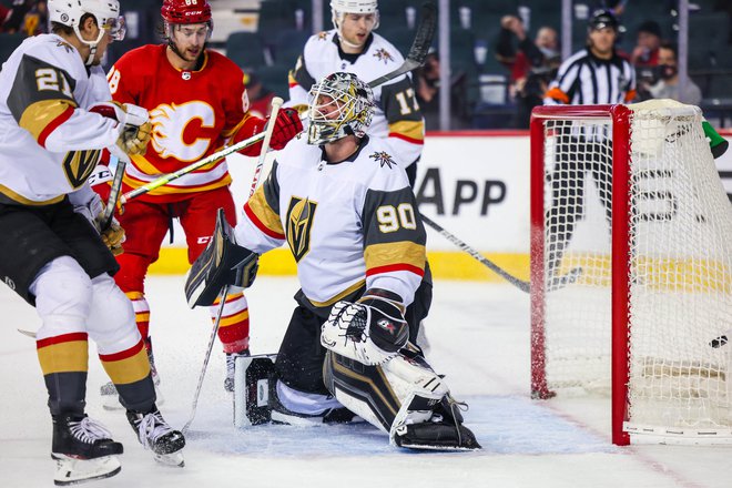 Vratar Robin Lehner v dvoboju z levim krilom Calgaryja Andrewom Mangiapanejem v zadnji tretjini dvoboja v dvorani&nbsp;Scotiabank Saddledome. FOTO: Sergei Belski/USA Today Sports
