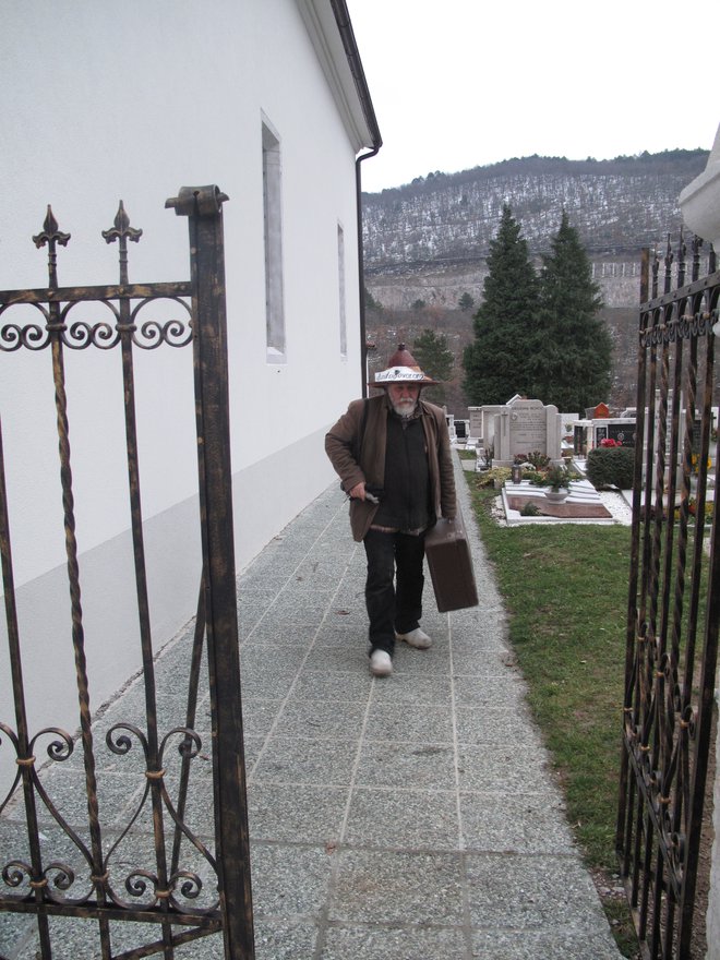 Marko Brecelj med performansom Zdaj s kovčkom zapuščam pokopališče Foto Anna Omarczyk
