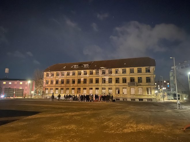 Nastop pevskega zbora Kombinatke v Savskem naselju. Ena od postaj sprehoda po poteh radia Kričač. FOTO: Urška Paradiž
