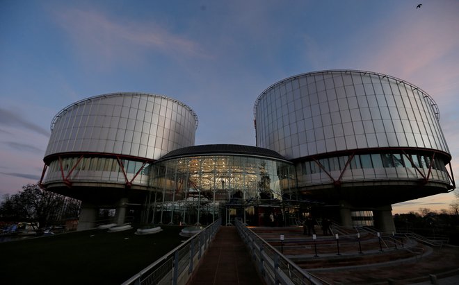 Evropsko sodišče za človekove pravice je prvič zavrnilo tožbo babice koroških dečkov, drugič pa je prepoznalo kršitev pravice do sojenja v razumnem roku. Foto Vincent Kessler/Reuters
