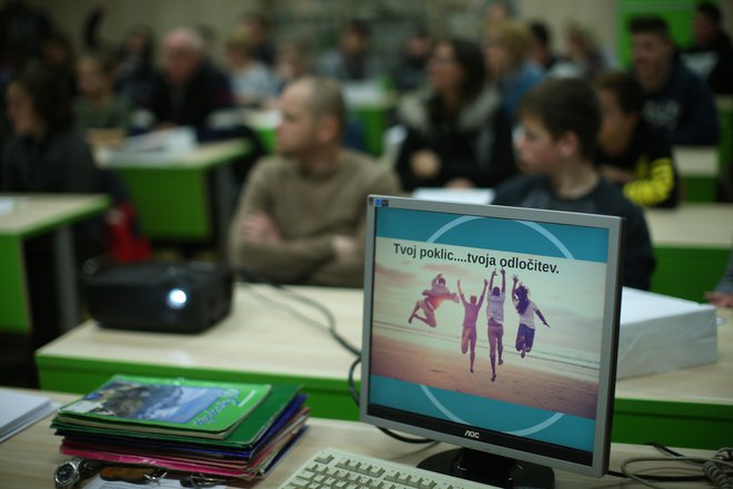 Z izobraževanjem mladih univerze pripravljajo nove generacije na izzive prihodnosti, s svojim raziskovalnim delom pa širijo znanje, ki vodi v napredek celotnega človeštva. FOTO: Jure Eržen
