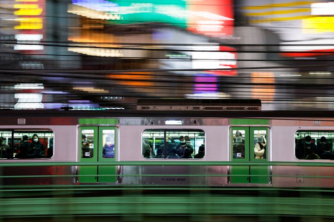 S tako imenovano pandemijo sta se moderna objektivizacija in popredmetenje človekovega telesa in njegovega zdravja rapidno povečala. FOTO: Issei Kato/Reuters
