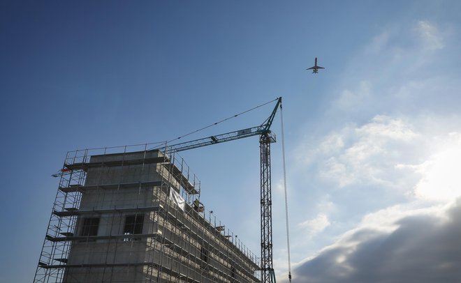 Trajnostna, inovativna in energijsko učinkovita gradnja je pomembna, za zelene projekte pa so na voljo tudi sredstva iz EU. FOTO: Jože Suhadolnik/Delo
