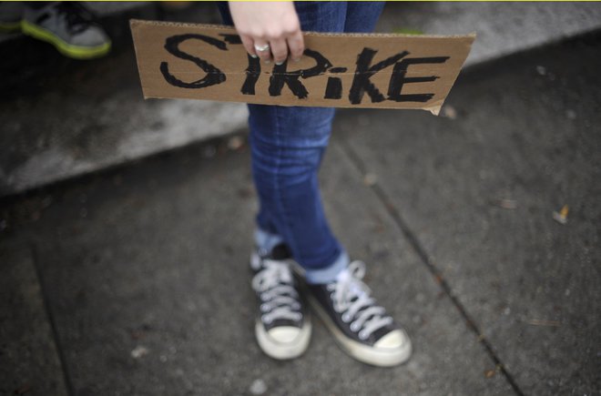 Na forumu uporabniki sprašujejo po nasvetih, kako se pogajati za boljšo plačo ali kako najučinkoviteje podpreti stavko, ki poteka na drugem koncu države. FOTO: Reuters
