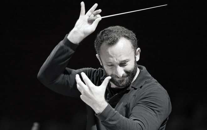 Ko maestro Kirill Petrenko občinstvo dvigne na noge, se umakne z dirigentskega odra in se pomeša med člane orkestra. FOTO: Wilfried Hösl
