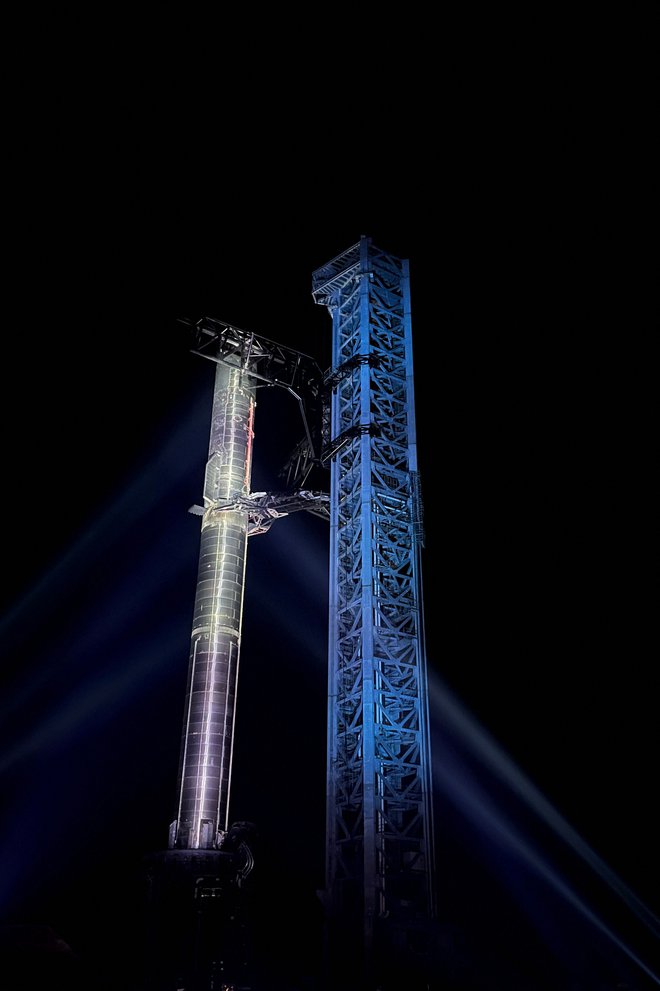 Celotna raketa meri kar 120 metrov. FOTO: Jim Watson/AFP