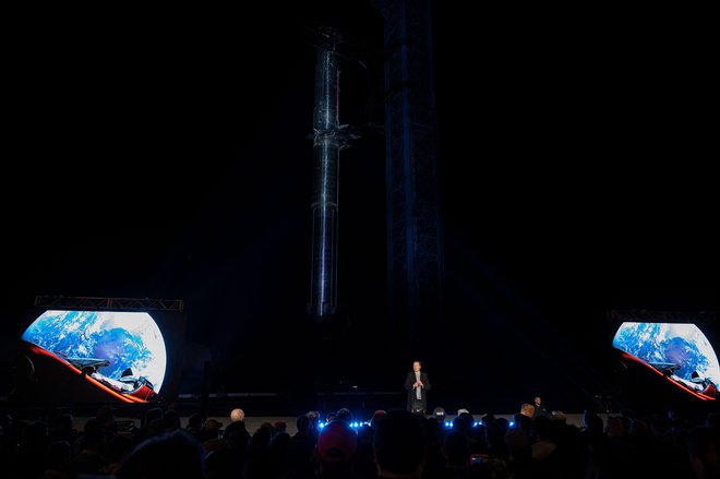 Elon Musk je spregovoril o novostih o raketi Starhip, ki je stala v ozadju odra. FOTO: Jim Watson/AFP