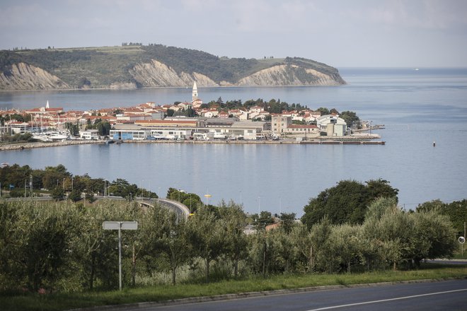 Območje nekdanje ladjedelnice v Izoli je zdaj degradirano; gre za več kot 40.000 kvadratnih metrov zemljišč, za katere so se zanimali različnih investitorji.&nbsp; FOTO: Uroš Hočevar/Delo
