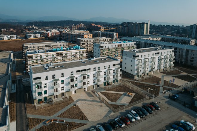 Stanovanjska soseska v Dečkovem naselju bo, ko bodo do konca leta odprli vseh 142 stanovanj, dom za okoli 400 Celjanov. FOTO: Nepremičnine Celje
