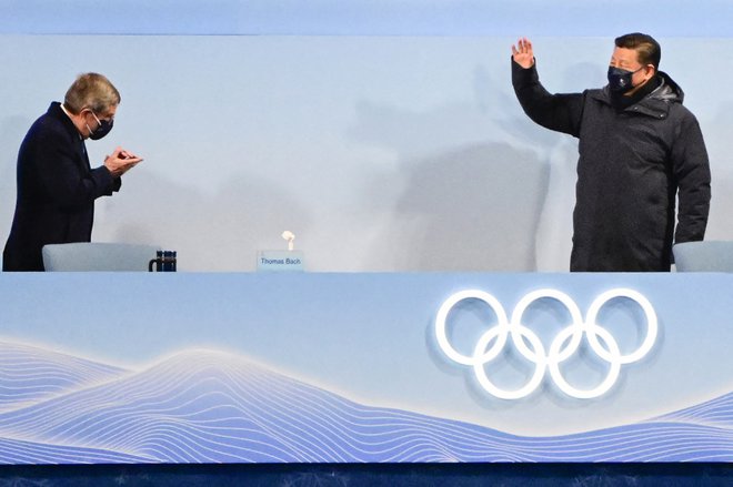 Predsednik Mednarodnega olimpijskega komiteja Thomas Bach se je na odprtju 24. zimskih iger priklonil svojemu gostitelju Xi Jinpingu. FOTO: Tobias Schwarz/AFP
