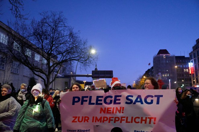 Protesti proti obveznemu cepljenju v Hamburgu. Na transparentu je zapis: Zdravstvo je proti obveznemu cepljenju. FOTO: Fabian Bimmer/REUTERS
