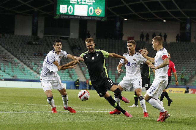 V pvem derbiju v sezoni v Stožicah, v katerem sta bila trenerja Savo Milošević in Simon Rožman, je bila Olimpija porepričljiva zmagovalkak. FOTO: Leon Vidic
