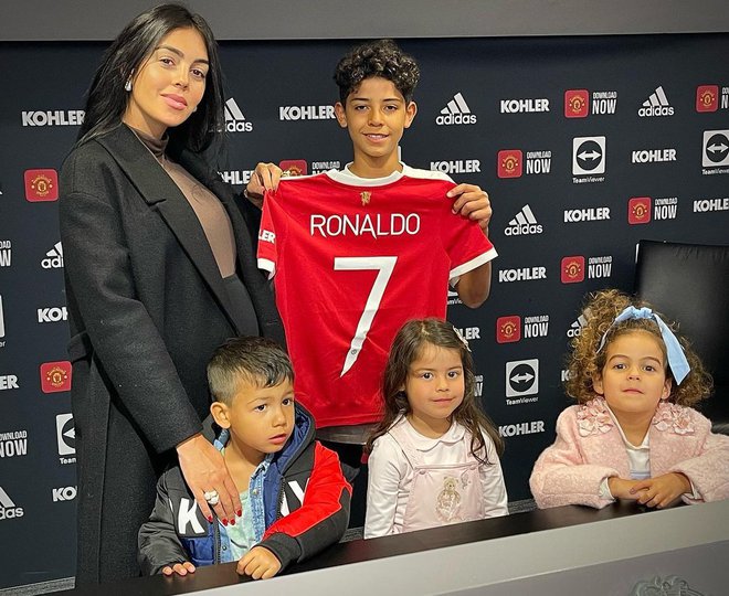 Cristiano Ronaldo mlajši z Georgino Rodriguez in mlajšim delom družine. FOTO:&nbsp;Instagram
