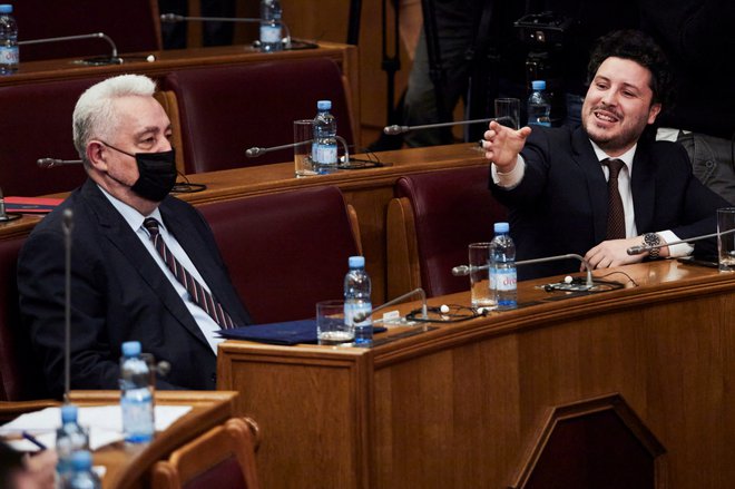 Zdravko Krivokapić (levo) je že zgodovina, njegov nekdanji podpredsednik Dritan Abazović pa se vse bolj jasno kaže kot vodja prihodnje manjšinske vlade v Podgorici. Foto Stevo Vasiljević/Reuters
