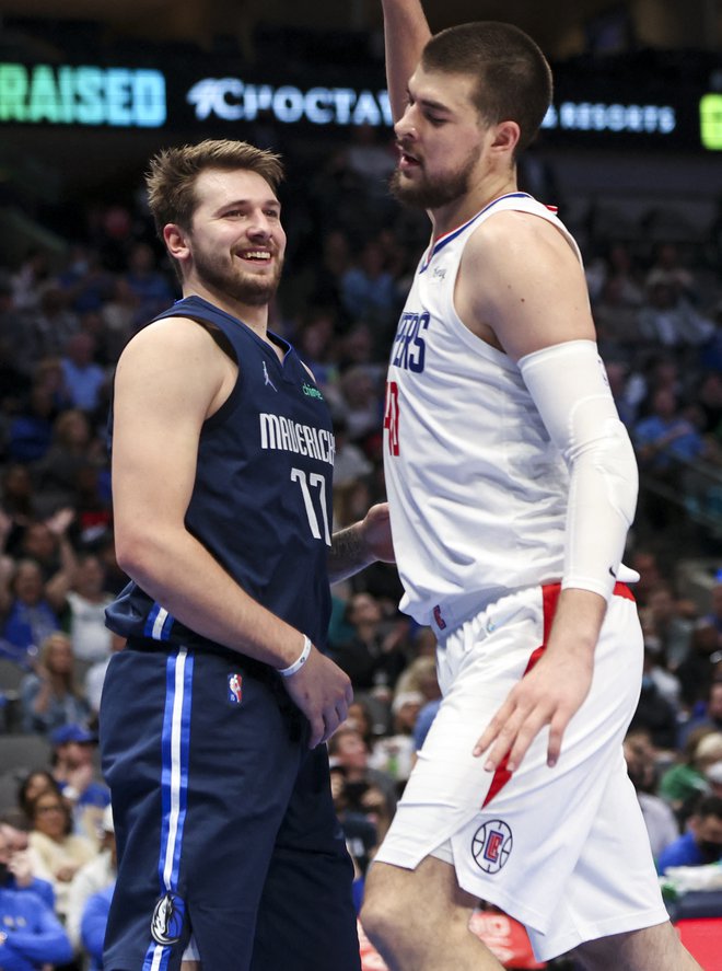 Luka Dončić je bil tokrat precej boljše volje kot Hrvat Ivica Zubac (desno). FOTO: Kevin Jairaj/USA Today Sports
