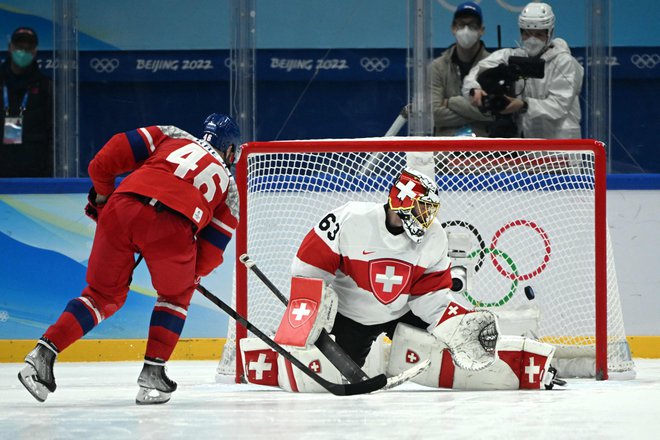 David Krejči je takole matiral švicarskega vratarja Leonarda Genonija. FOTO: Kirill Kudryavtsev/AFP
