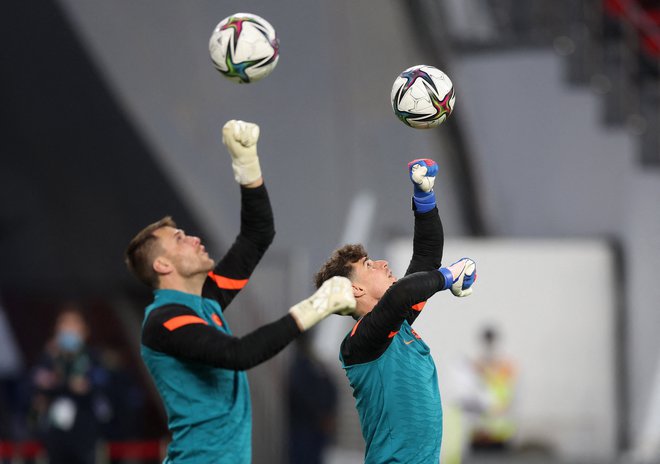 Chelseajeva vratarja Kepa Arrizabalaga, desno, in Marcus Bettinelli sta se na svetovnem klubskem prvenstvu pred polfinalno tekmo složno ogrevala. FOTO: Matthew Childs/Reuters
