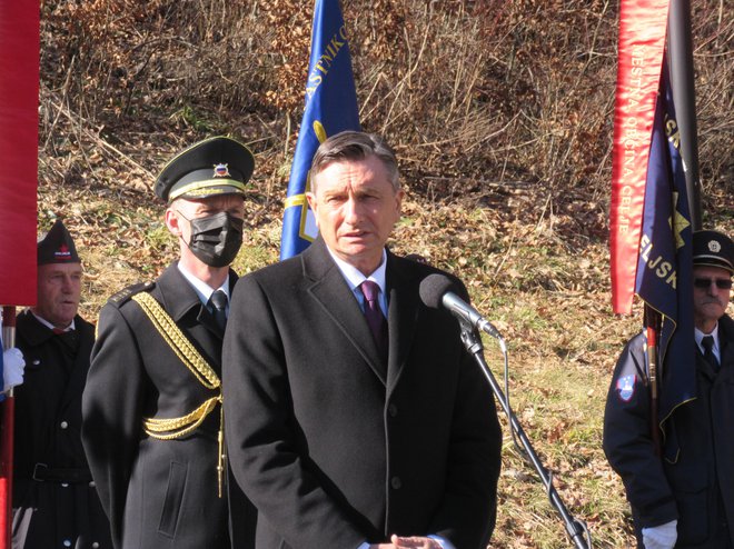 Borut Pahor: »Prišle bodo nove generacije in če jim mi ne bomo prenesli opozoril o tragediji vojne, potem morda utegnejo narediti napake in se sami znajti v njih. Zato je naša človeška in moralna dolžnost, da se tu zbiramo in opomnimo vse, kako krhek je mir, če ne skrbimo zanj.« FOTO: Špela Kuralt/Delo
