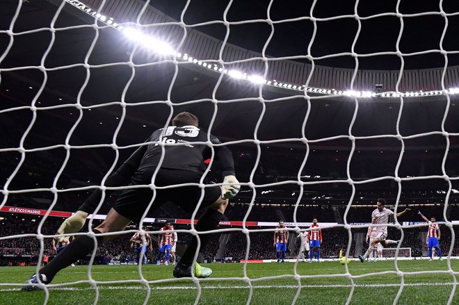 Enes Unal je z bele točke premagal Jana Oblaka. FOTO: Oscar Del Pozo/AFP
