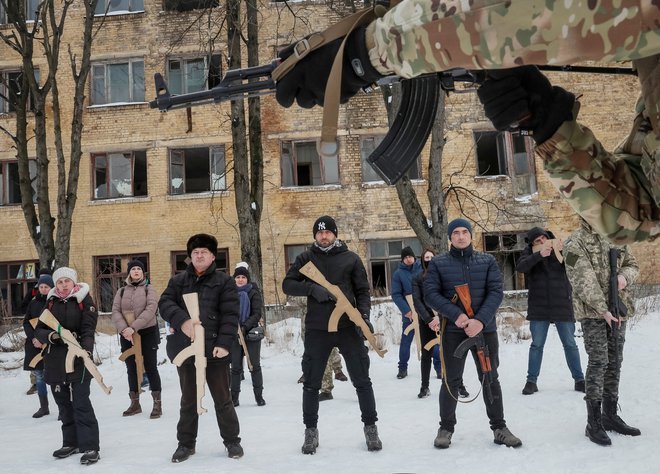 Člani ukrajinske nacionalne garde med vojaškimi vajami. FOTO: Gleb Garanich/Reuters
