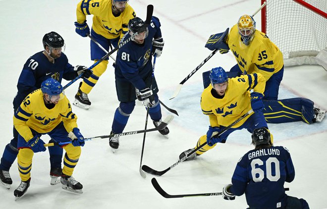 Kazalo je na zanesljivo zmago Švedov, nato je vratar Magnus Hellberg začel pobirati ploščke iz svoje mreže. FOTO: Kirill Kudrjavcev/AFP
