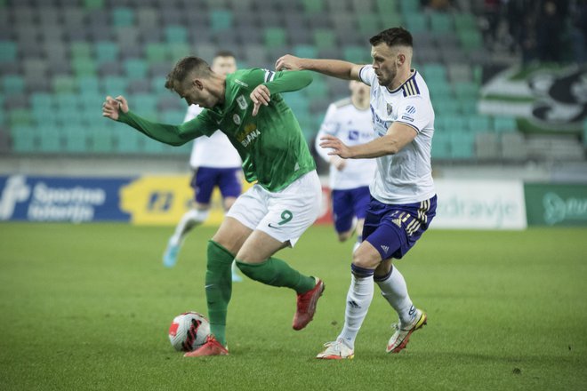 V Stožicah je bilo vse v znamenju strelca edinega gola Mustafe Nukića (levo). FOTO: Jure Eržen/Delo
