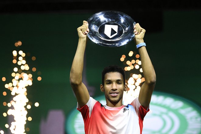 Tennis - ATP 500 - Rotterdam Open - Rotterdam Ahoy, Rotterdam, Netherlands - February 13, 2022 Canada&#39;s Felix Auger-Aliassime poses with the trophy as he celebrates after winning the final against Greece&#39;s Stefanos Tsitsipas REUTERS/Piroschka Van De Wouw Foto Piroschka Van De Wouw Reuters
