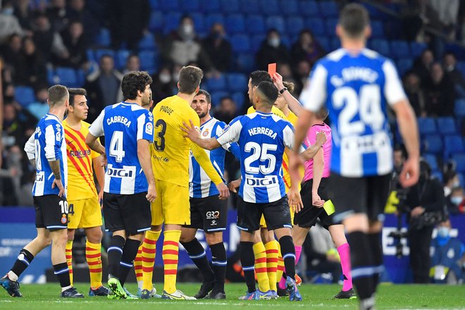 Gerard Pique (št. 3), med navijači Espanyola daleč najbolj nepriljubljen član Barcelone, je igrišče zapustil z rdečim kartonom.&nbsp;FOTO: Pau Barrena/AFP
