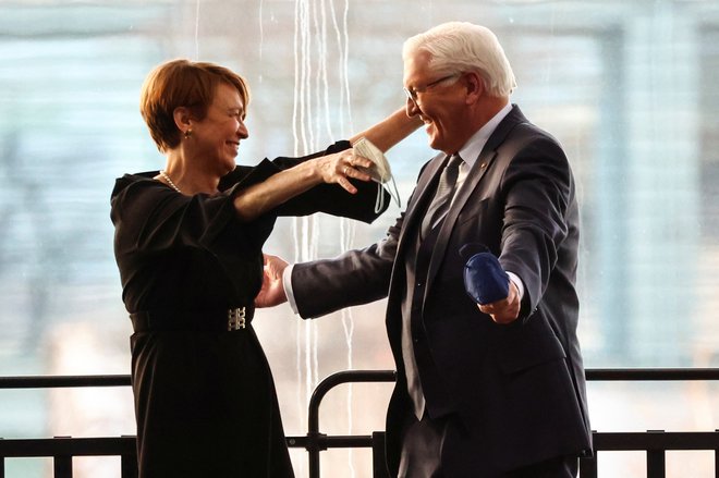 German president Frank-Walter Steinmeier hugs his wife Elke Buedenbender after being re-elected as Germany's president by the Federal Assembly at the Bundestag building Paul Loebe Haus, in Berlin, Germany February 13, 2022. REUTERS/Hannibal Hanschke