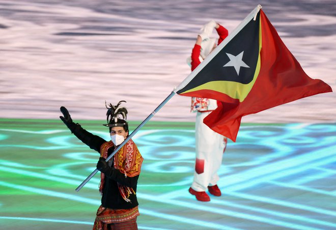 Yohan Goncalves Goutt je vihtel zastavo Vzhodnega Timorja. FOTO: Evelyn Hockstein/Reuters
