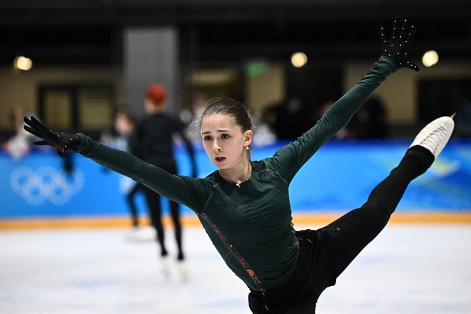 Ruska najstnica Kamila Valijeva dviguje prah v Pekingu. FOTO: Anne-christine Poujoulat/AFP
