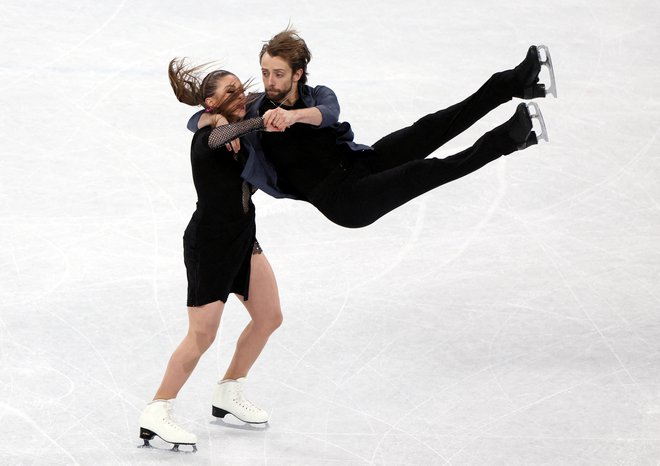 Nastop Kaitlin Hawayek in Jean-Luc Baker iz ZDA na tekmovanju v umetnostnem drsanju na OI v Pekingu. Foto: Evelyn Hockstein/Reuters

&nbsp;
