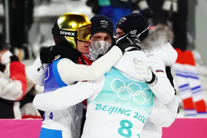 Veselje slovenskih skalalcev po zadnjem skoku Petra Prevca. FOTO: Marko Djurica/Reuters
