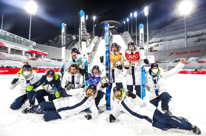 Veselje slovenske odprave smučarjev skakalcev ob srebrni kolajni. FOTO: Matej Družnik/Delo
