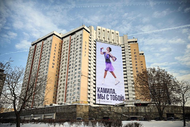 Podpora v domovini. »Kamila, mi smo s tabo,« piše na stolpnici sredi Moskve. FOTO: Alexander Nemenov/AFP
