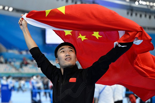 Gao Tingyu se je veselil olimpijske zmage, Korejci pa so prikazovali 10 najhujših trenutkov kitajske prevare. FOTO: Wang Zhao/AFP
