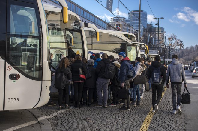 &nbsp;Kakšno minuto pred odhodom je voznik vendarle prišel in začel odrejati vstopne pravice &ndash; prednost so imeli tisti, ki so kupili vozovnico &ndash; a tudi tisti niso vsi dobili sedeža! Foto Voranc Vogel/Delo (Slika je simbolna.)
