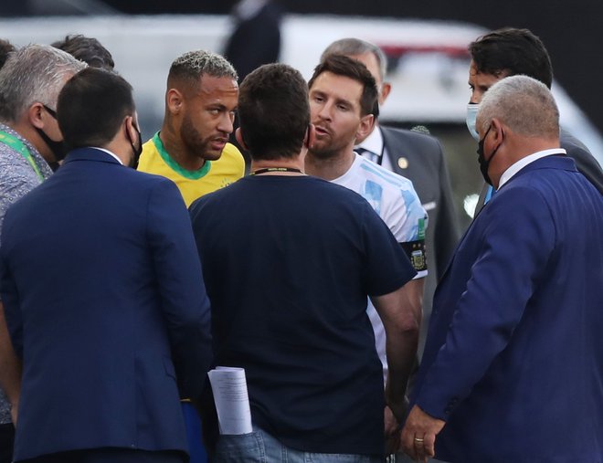 5. septembra lani so na igrišče v Sao Paulu prišli zdravstveni delavci ter prepričevali Lionela Messija in Neymarja, da morajo prekiniti tekmo. FOTO: Amanda Perobelli/Reuters
