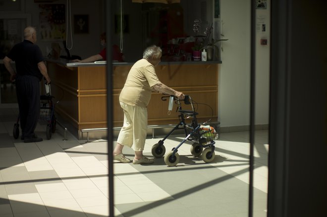 Starejši in bolni bodo že kmalu lahko vključeni v brezplačno oskrbo na daljavo, kar bo omogočilo hitrejšo pomoč v primeru padca ali drugega neželenega dogodka. Foto: Jure Eržen/Delo
